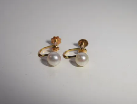 Ett par örhängen med pärla snurr, 18k , bredd 6,46mm Vikt: 2,1 g