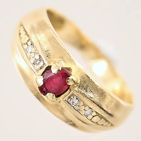 Ring med rubin samt diamanter 4 x ca 0,005ct, stl 14¼, bredd 2-7mm, rubin med mindre nagg samt slitage, 18K  Vikt: 2,1 g