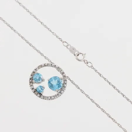 Collier vitguld, hänge med topaser och små diamanter, längd ca 44 cm, hängets diameter ca 15.6 mm, 10k. Vikt: 2,4 g