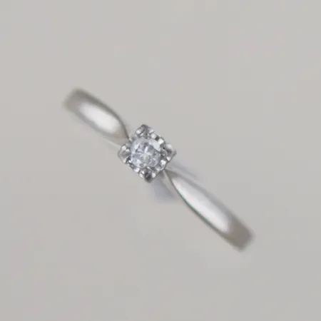 Ring 0,10 ct vitg 18k 2,9 gr Diam 20 mm, #0 24275:1 au 0982 Vikt: 2,9 g