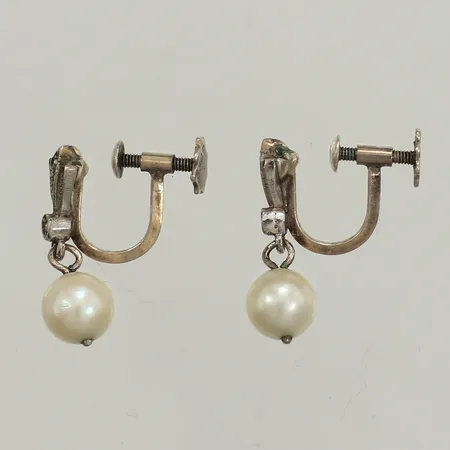 Ett par örhängen, pärlor samt markasiter, längd 19mm, bredd Ø6,5mm, silver  Vikt: 2,6 g