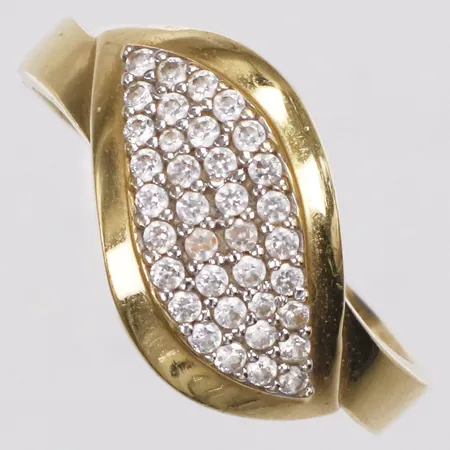 Ring, vita stenar, stl 18¾, bredd 2,9-10mm, 18K  Vikt: 3,7 g