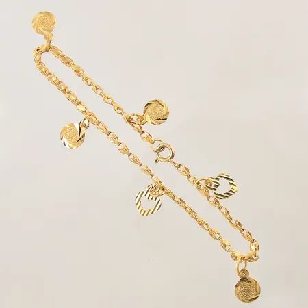 Armband med sex berlocker, längd 18cm, bredd 2mm, 21K  Vikt: 5,5 g