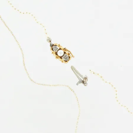 Pärlcollier med orientaliska pärlor, ca 40cm, pärlorna ca 1-2,5mm, lås i 18K med rosenslipade diamanter ca0,01ct, behov av omträdning, defekt lås, brv: 2,8 gram Vikt: 2,8 g