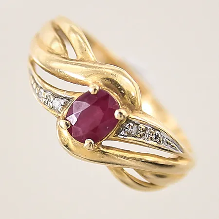 Ring med rubin samt diamanter 4 x ca 0,005ct, stl 16, bredd 1,5-8mm, GFAB, 18K  Vikt: 2 g