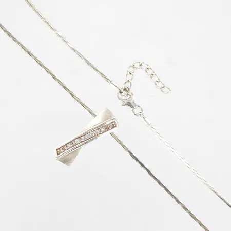 Collier, hänge vita stenar, 41,5-44,5cm, bredd 1mm, hänge 23x7mm, GHA, silver 925/1000.  Vikt: 8 g