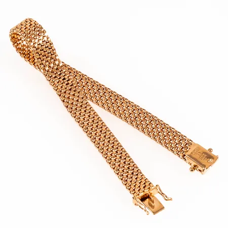 Armband i 18K guld. Det är 18,7 cm långt, 8 mm brett och väger 16,1g. Kistlås. Stämplat SÄAB (Stockholms Ädelsmide AB, Solna), 18K, P9 (1965) & kattfot. Fint skick. 