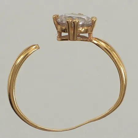 Ring, skev, vit sten, av, 18K  Vikt: 1,4 g