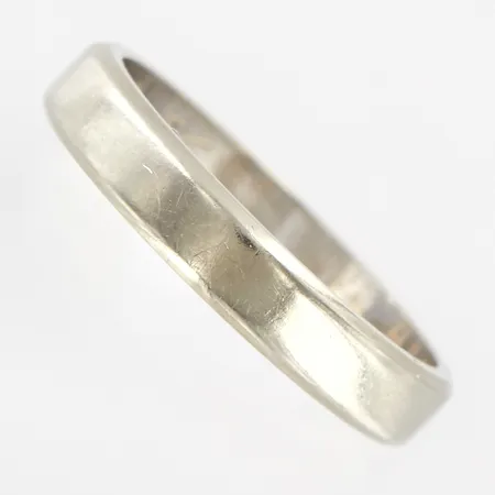 Ring vitguld, slät, stl 16½, spricka och gravyr, 18K Vikt: 3,8 g