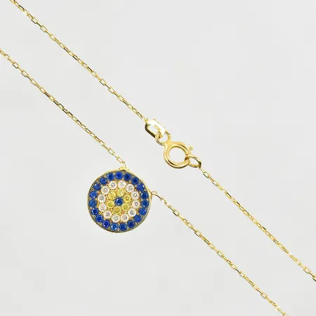 Collier med integrerat häng med blå, vita och gula stenar, längd 46½ cm, länkens bredd 1 mm, 21K. Vikt: 3,2 g