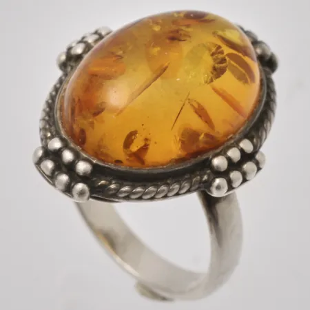 Ring i silver, stl 18¾, bredd 3,6-26,5mm, 1st Bärnsten, mått 14,8x20mm, 925/1000, vikt 8,42g.