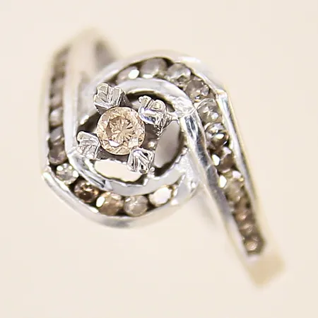 Ring med bruntonade diamanter 1 x ca 0,08 samt ca 21 x 0,01ct, stl 16½, bredd 2-11mm, vitguld, 18K  Vikt: 4 g