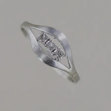 Ring vitguld med diamanter 0,03ct, Ø 19 mm, lite ojämn skena, 18K 2gr Vikt: 2 g