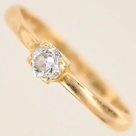 Ring med diamant ca 0,22ct, gammalslipad, stl 18, bredd 2-4mm, 18K  Vikt: 2,2 g