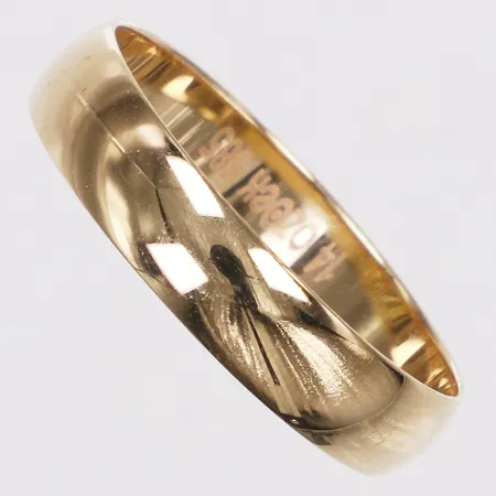 Ring, slät, stl 18¼, bredd 4mm, ograverad, 14K  Vikt: 2,1 g