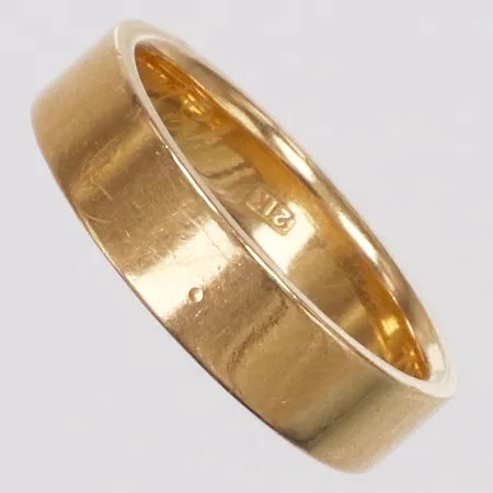 Ring, slät, stl 18, bredd 5,1mm, gravyr, 21K  Vikt: 7,5 g