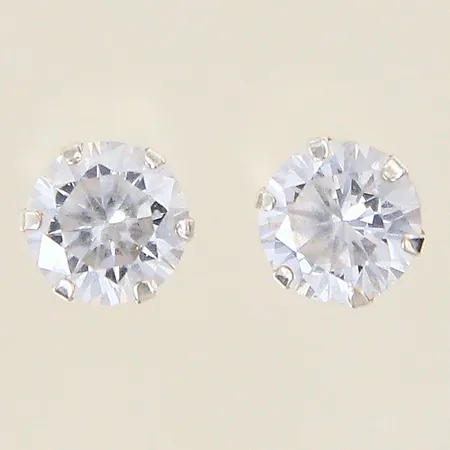 Ett par örhängen med vita stenar, Ø7mm, saknar stopp, silver 925/1000 Vikt: 1,3 g