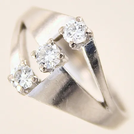 Ring med diamanter totalt 0,36ctv enligt gravyr, stl 17¼, bredd 2-12mm, vitguld, i behov av omrodiering, något repig skena, 18K  Vikt: 5 g
