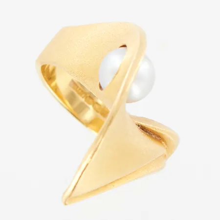 Ring med Pärla Ø7mm, Lapponia, år 2002, stl: 18, skenans bredd: 5,3mm,  bredd framtill ca 22mm,   höjd från finger ca 16mm, 18K,  Vikt: 13 g