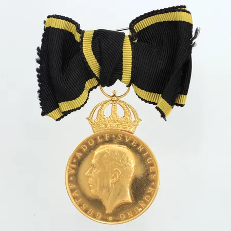 Medalj, Ø33mm, gravyr, tygband, krona 18K, 23K, bruttovikt 28,4g Vikt: 28,4 g