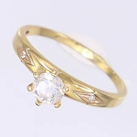 Ring med slipade vit stenar, stl 19, bredd 1-5mm, 18K Vikt: 2,9 g