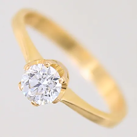 Ring med diamant ca 0,50ct, kvalitet ca TCr(H-I)/P,  inneslutningar samt fjädrar som når ytan, stl 16¾, bredd 2-5mm, en av klorna med slitage, 18K  Vikt: 2,8 g