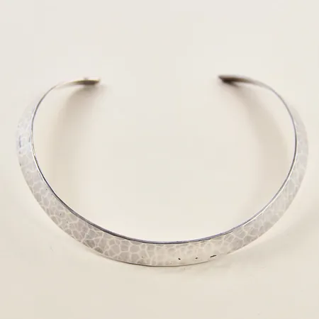 Collier, stel, öppen modell, med hamrad yta, Ø12cm, bredd 8-13mm, Stigbert, silver 925/1000 Vikt: 46,9 g