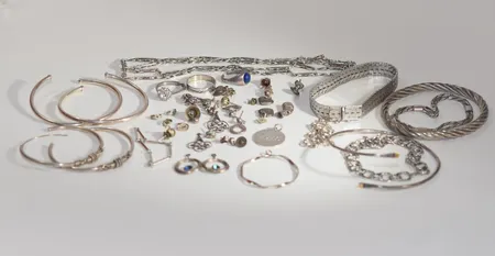 Diverse silversmycken, några defekt 122,8 gr, silver  Vikt: 122,8 g