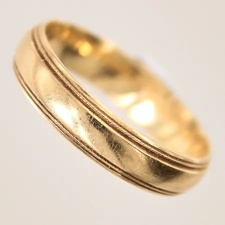Ring, stl 19¼, bredd 5mm, gravyr, 18K  Vikt: 5,3 g