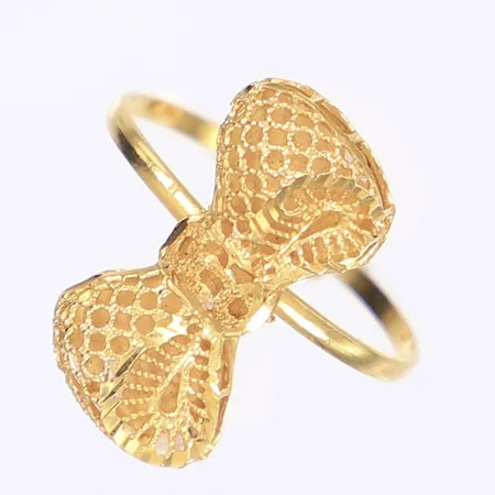 Ring med dekor av genombruten rosett, reglerbar stl 18-19, ojämn i formen, 21K Vikt: 2 g