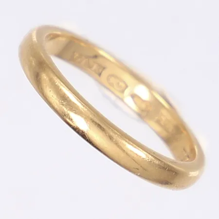 Ring slät, stl 18½, bredd 3mm, gravyr, 18K Vikt: 4,4 g