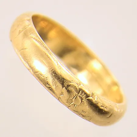 Ring, stl 15¾, bredd 4mm, gravyr, 20K Vikt: 4,2 g