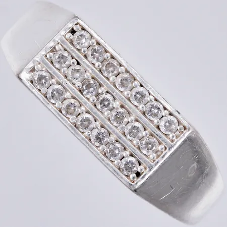 Ring med vita stenar, stl: 20, bredd ca 2-8mm, GHA 925/1000 silver Vikt: 4,4 g