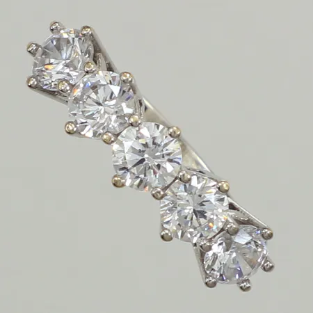 Ring, vita stenar, stl15½, bredd 5,8mm, vitguld, 14K  Vikt: 2,4 g