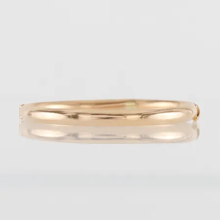 Armband stelt, längd ca 6.5 cm, ihåligt med ojämnheter, 18k. Vikt: 10,6 g