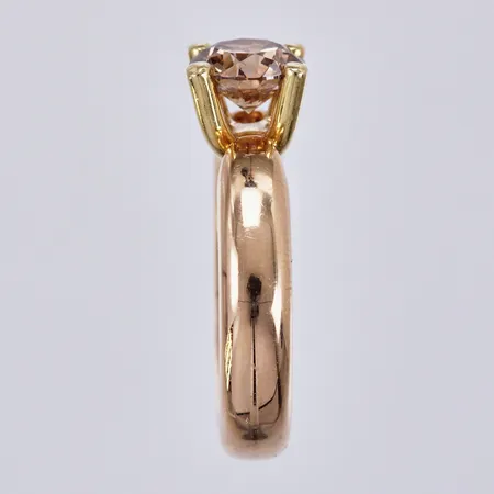 Ring med diamant ca 1 x 1,83ct enligt gravyr, brun/Si, stl: ca 17½, bredd: ca 4-8mm, LYXXA, 18K  Vikt: 13,3 g
