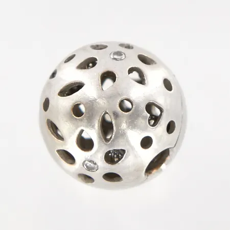 Lås "Lace" till Collier, OLE LYNGGAARD Danmark, Ø10,5mm, Charlotte Lyngaard, vitguld, genombruten dekor, diamanter 2 x 0,01ct, fint skick, originaletui, 18K  Vikt: 2,7 g