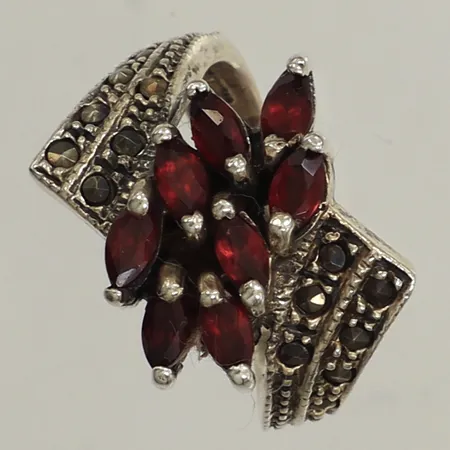 Ring, röda stenar, markasiter, stl 16¾, bredd 20mm, 835/1000 silver Vikt: 6,7 g