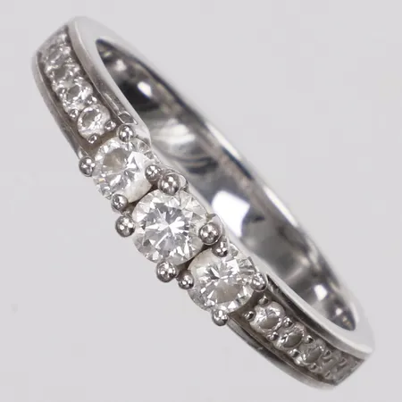 Ring, diamanter 1 x ca0,15ct, 2 x ca0,10ct, 10 x ca0,02ct, stl 17, bredd 2,6-3,6mm, vitguld, 18K  Vikt: 3,8 g