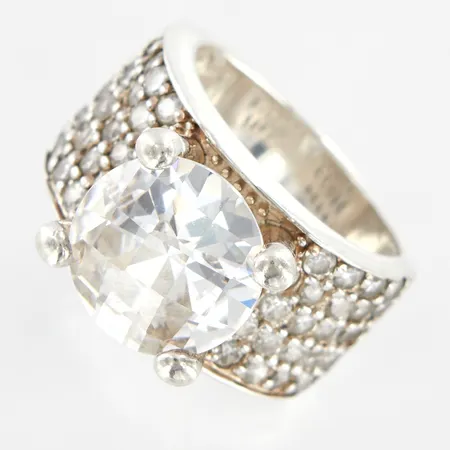 Ring med vita stenar, stl 17, bredd 8-12mm, silver 925/1000 Vikt: 11,1 g