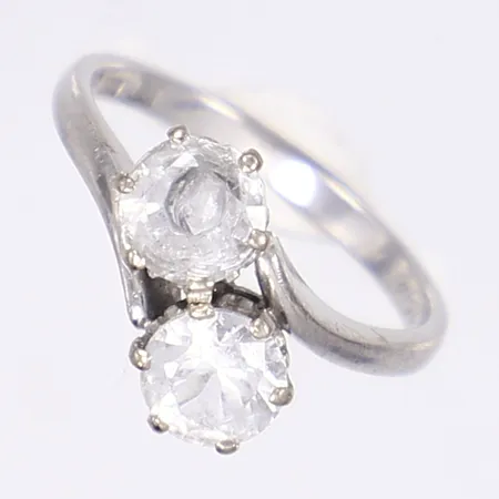 Ring med vita stenar, stl 17, bredd 2mm, vitguld, gravyr, nagg på sten, 18K, Bruttovikt 4,1g Vikt: 4,1 g