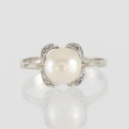 Ring med pärla och små diamanter, storlek 18 mm, bredd 2.3-8.2 mm, 18k. Vikt: 2,7 g
