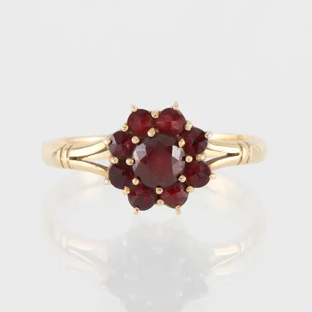 Ring med granater, storlek 18 ½ mm, bredd 2.3-10.3 mm, 18k. Vikt: 2,8 g