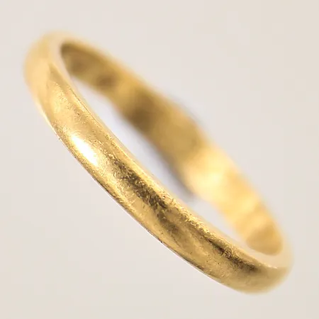 Ring, stl 16, bredd 2,5mm, gravyr, 23K  Vikt: 2,9 g
