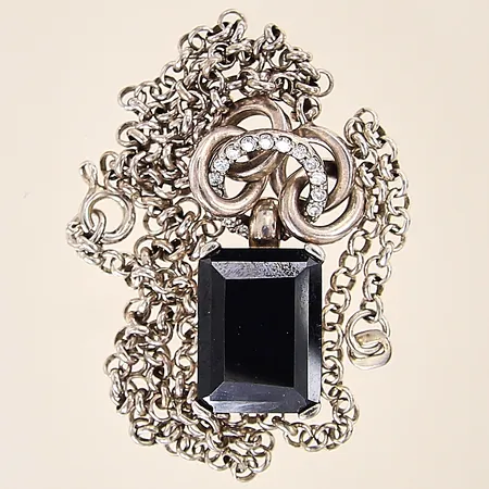 Collier, integrerat hänge med svart sten opch vita stenar, längd: 44cm, bredd: 3-12mm, defekt lås, silver 925/1000 Vikt: 16 g
