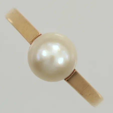 Ring, pärla, stl 17, bredd 7mm, 18K  Vikt: 2,8 g