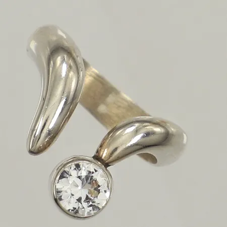 Ring, vit sten, stl 18½, silver 925/1000 Vikt: 4,9 g