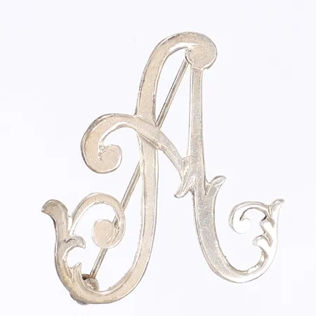 Brosch bokstaven A, längd 40mm, bredd 35mm, silver 830/1000 Vikt: 4,4 g
