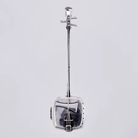 Ströare formad som en gitarr, öppningsbar lucka på baksidan, Japan, 925/1000 silver  Vikt: 14,2 g