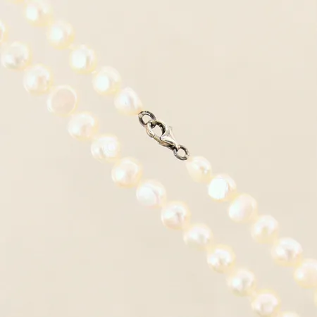 Collier med odlade pärlor, längd: 45cm, bredd: 7mm, silver 925/1000 bruttovikt: 28,1g. 